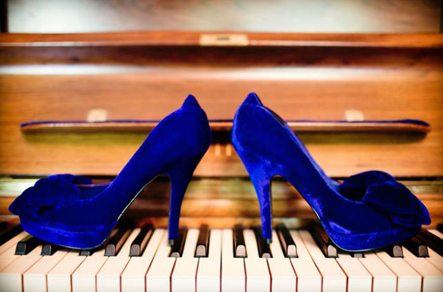 бархат в декоре свадьбы, синие бархатные туфли невесты