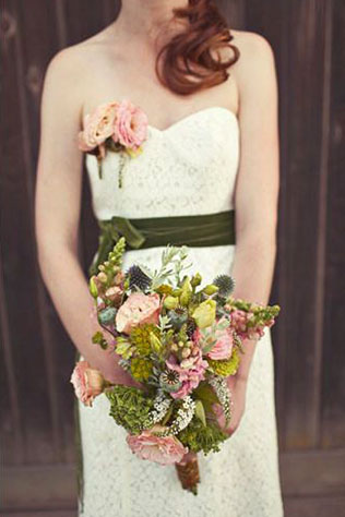 бархат в декоре свадьбы, свадебное платье с бархатным поясом