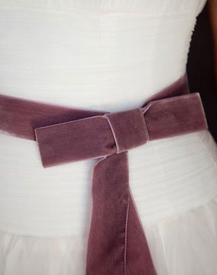 бархат в декоре свадьбы, свадебное платье с бархатным поясом