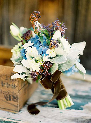 бархат в декоре свадьбы, букет невесты с бархатной лентой