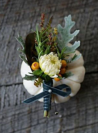 бархат в декоре свадьбы, бутоньерка жениха с бархатной лентой