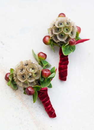 бархат в декоре свадьбы, бутоньерка жениха с бархатной лентой