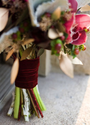 бархат в декоре свадьбы, букет невесты с бархатной лентой