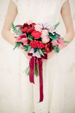 бархат в декоре свадьбы, букет невесты с бархатной лентой