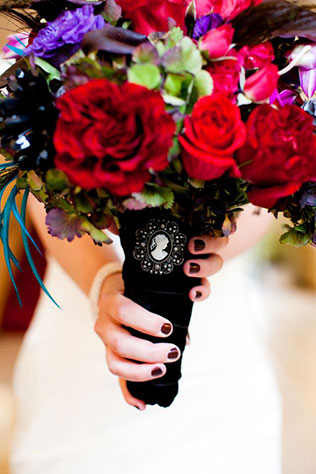 бархат в декоре свадьбы, букет невесты с бархатной лентой