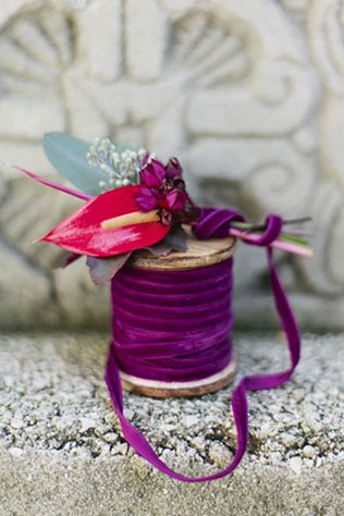 бархат в декоре свадьбы, бутоньерка жениха с бархатной лентой