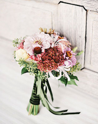 бархат в декоре свадьбы, букет невесты с бархатной лентой