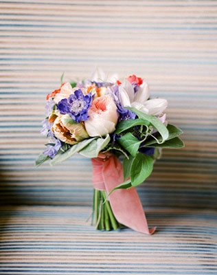 бархат в декоре свадьбы, букет невесты с бархатной лентой