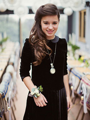 бархат в декоре свадьбы, бархатные платья подружек невесты