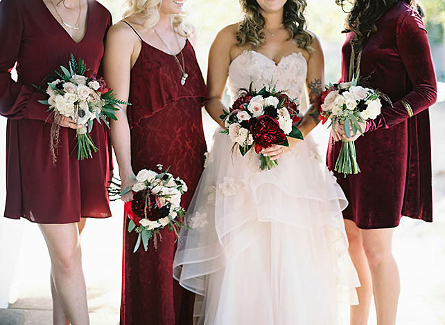 бархат в декоре свадьбы, бархатные платья подружек невесты