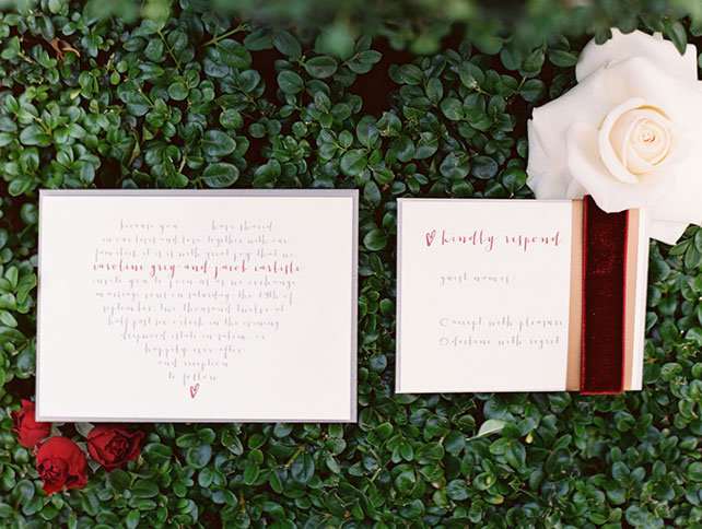 бархат в декоре свадьбы, приглашения с бархатной лентой