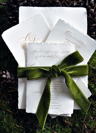 бархат в декоре свадьбы, приглашения с бархатной лентой