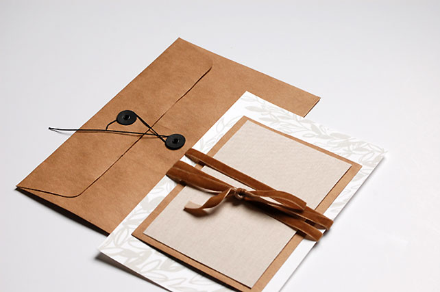 бархат в декоре свадьбы, приглашения с бархатной лентой