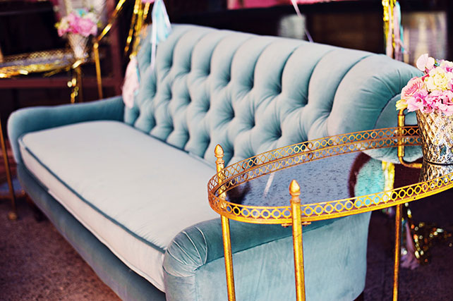 бархат в декоре свадьбы, бархатный диван
