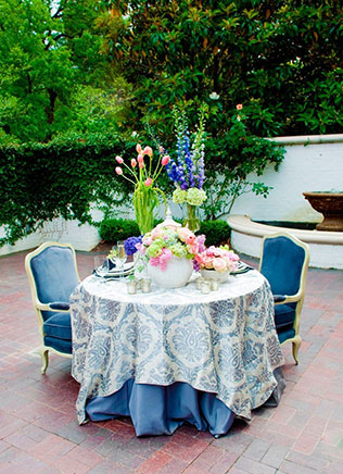 бархат в декоре свадьбы, бархатные стулья