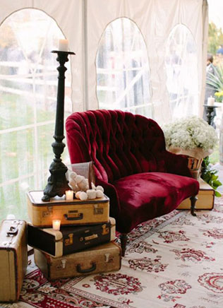 бархат в декоре свадьбы, бархатный диван