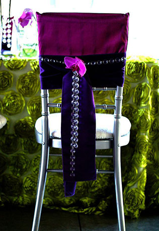 бархат в декоре свадьбы, декор стульев бархатом