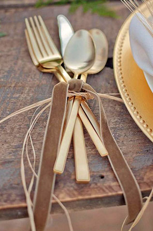 бархат в декоре свадьбы, сервировка стола