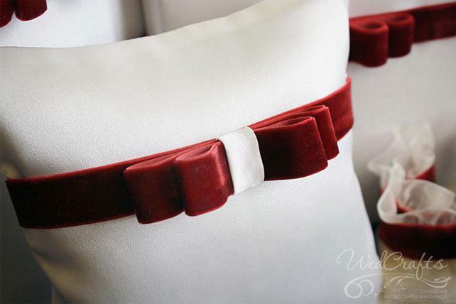 бархат в декоре свадьбы, подушечка для колец с бархатной лентой