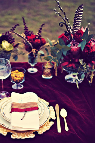 бархат в декоре свадьбы, декор салфеток бархатной лентой, бархатная скатерть