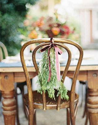 бархат в декоре свадьбы, декор стульев бархатом