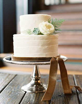 бархат в декоре свадьбы, декор торта бархатом