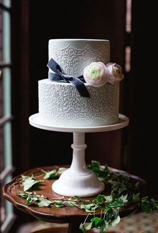 бархат в декоре свадьбы, декор торта бархатом