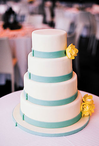 бархат в декоре свадьбы, декор торта бархатом