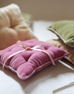 бархат в декоре свадьбы, бархатная подушечка для колец