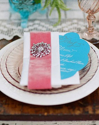 бархат в декоре свадьбы, сервировка стола