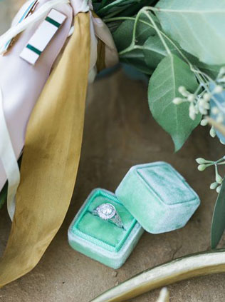 Стильные детали: бархатные коробочки для колец 