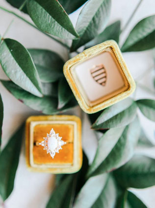 Стильные детали: бархатные коробочки для колец 