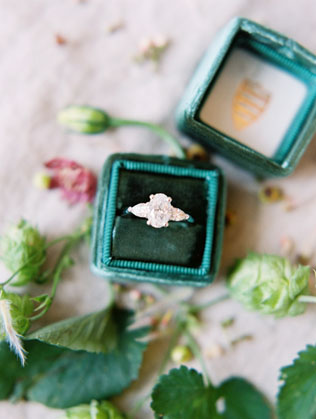 Стильные детали: бархатные коробочки для колец 