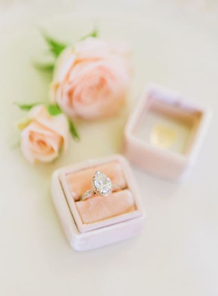 Стильные детали: бархатные коробочки для колец 