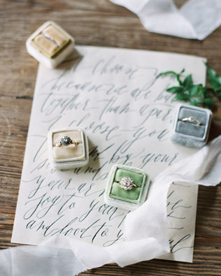 Стильные детали: бархатные коробочки для колец 