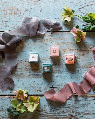 Стильные детали: бархатные коробочки для колец 