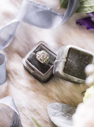 Стильные детали: бархатные коробочки для колец 