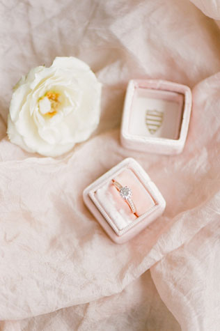 Стильные детали: бархатные коробочки для колец 