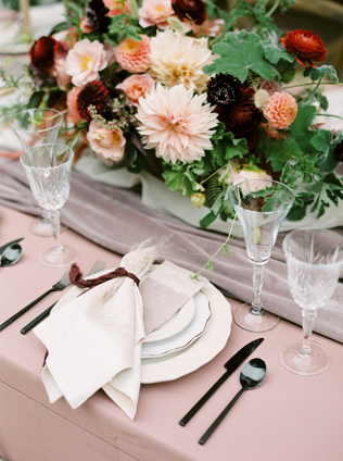 бархат в декоре свадьбы, бархатный раннер на стол