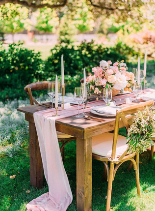 бархат в декоре свадьбы, бархатный раннер на стол