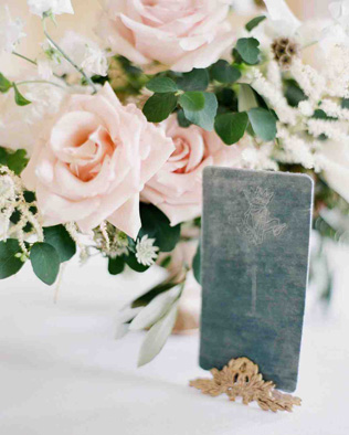  бархат в декоре свадьбы, бархатный номер стола 