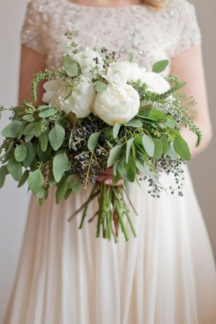 Белые цветы в букете невесты, 