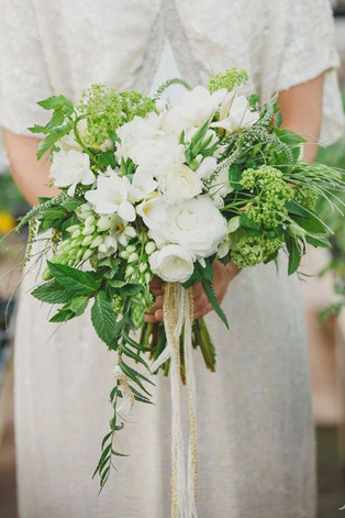 Белые цветы в букете невесты, 