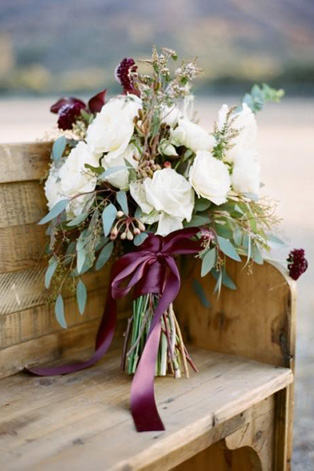 Белые цветы в букете невесты, 