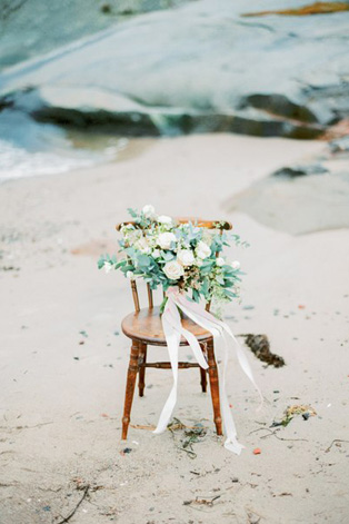 Белые цветы в букете невесты, 