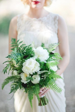 Белые цветы в букете невесты, 