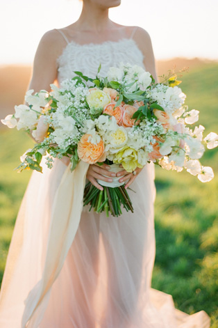 Белые цветы в букете невесты, 