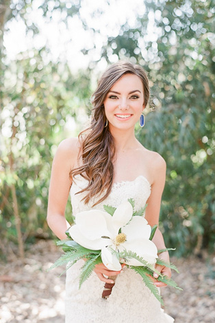 Белые цветы в букете невесты, 