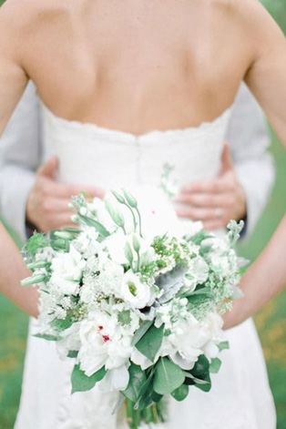 Белые цветы в букете невесты, 