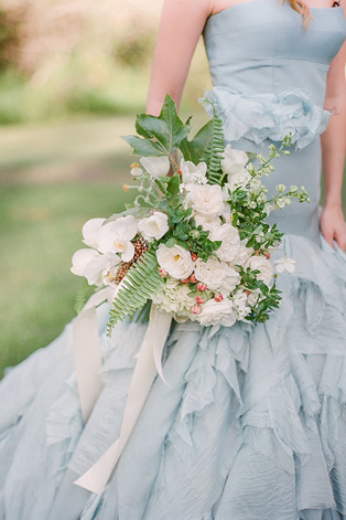 Белые цветы в букете невесты, 